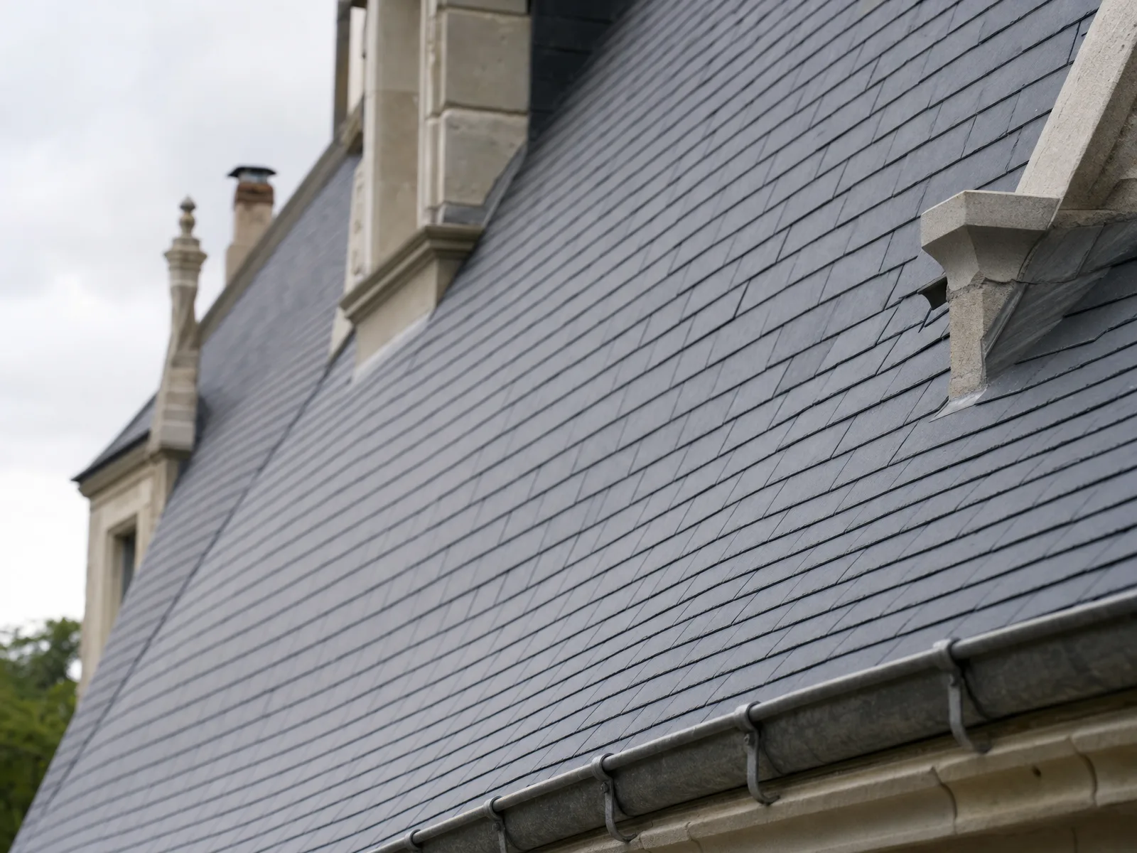 Démoussage de toiture à Tours : ardoise de Loire et climat tempéré