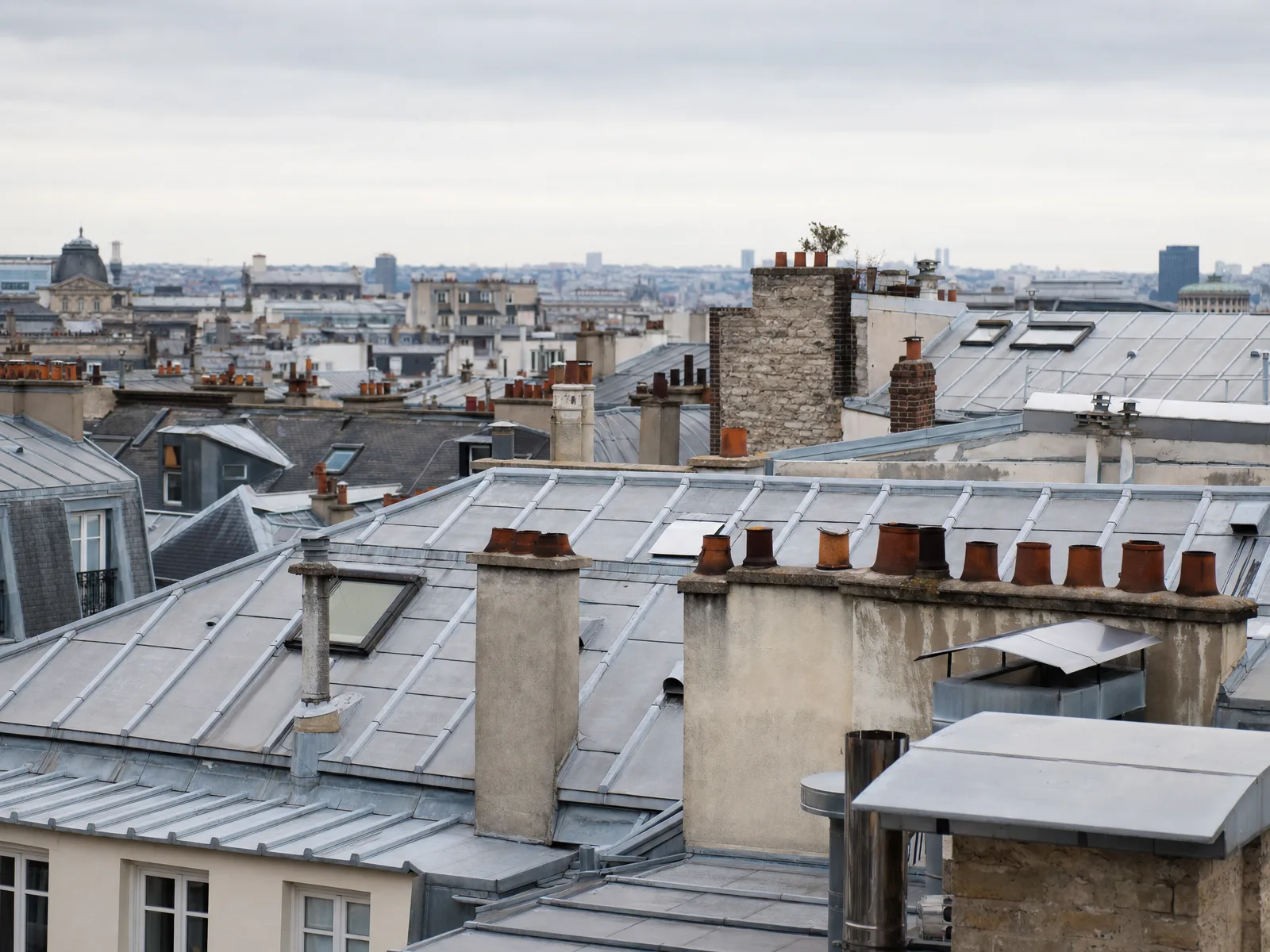 Toiture caractéristique en Île-de-France nécessitant un démoussage