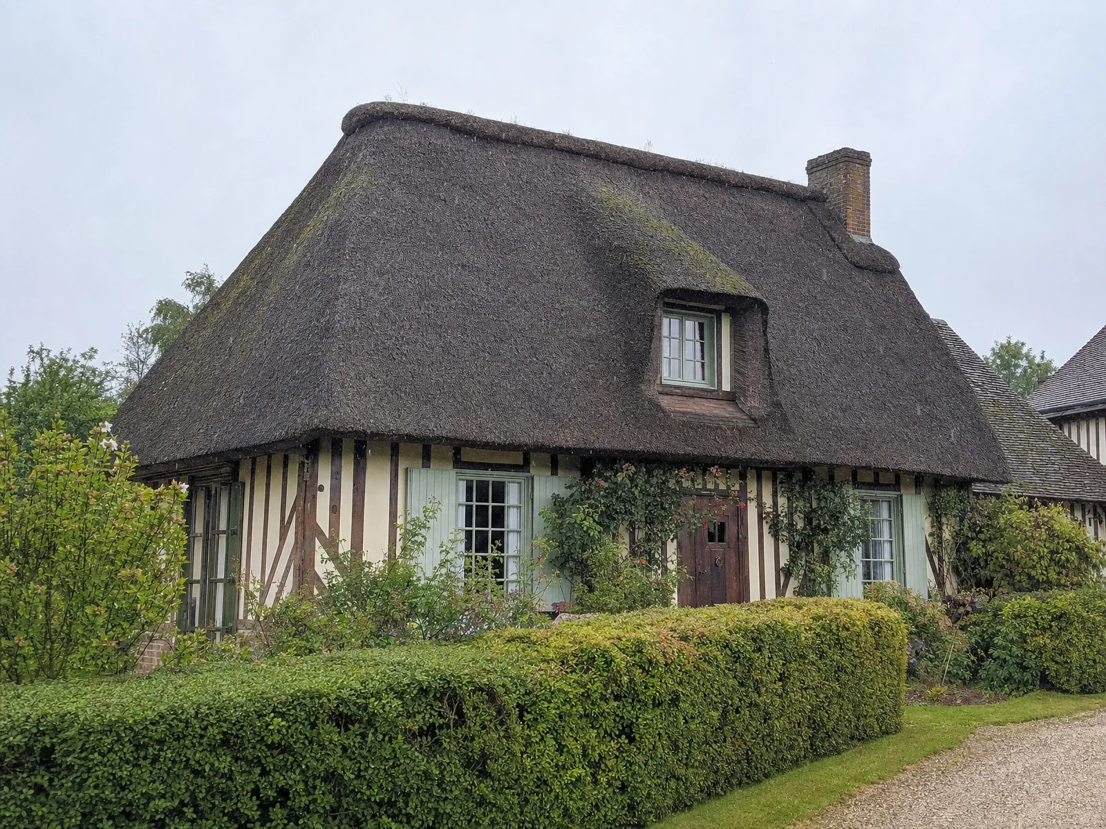 Toiture caractéristique en Normandie nécessitant un démoussage