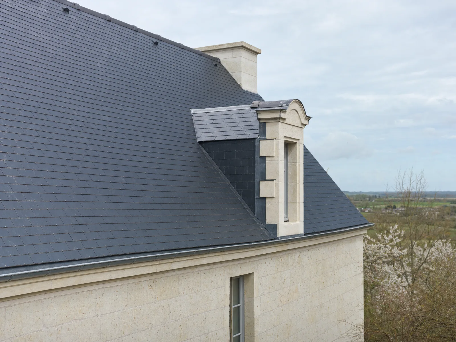 Toiture caractéristique dans les Pays de la Loire nécessitant un démoussage