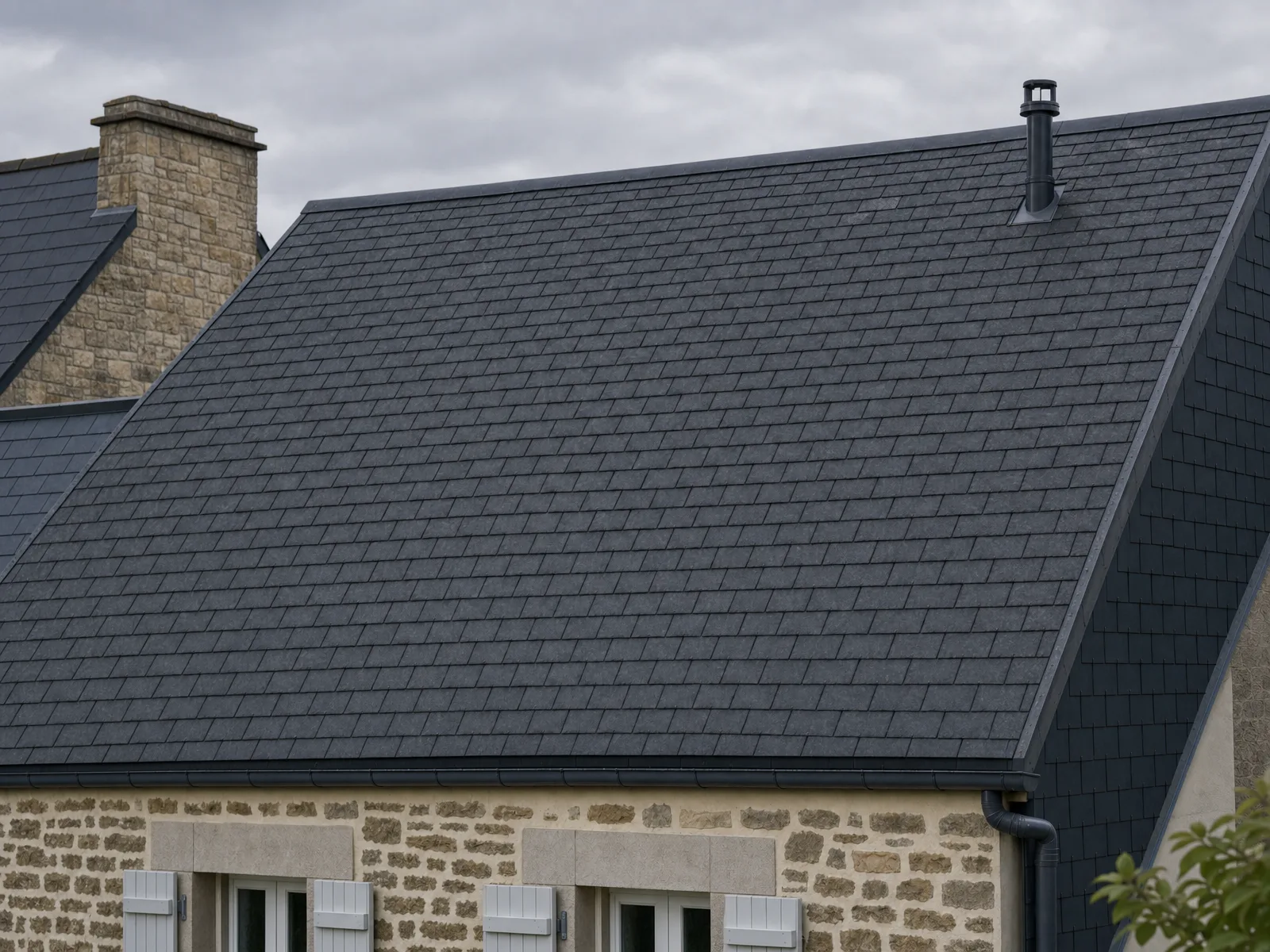 Même toiture en ardoise nettoyée après un démoussage